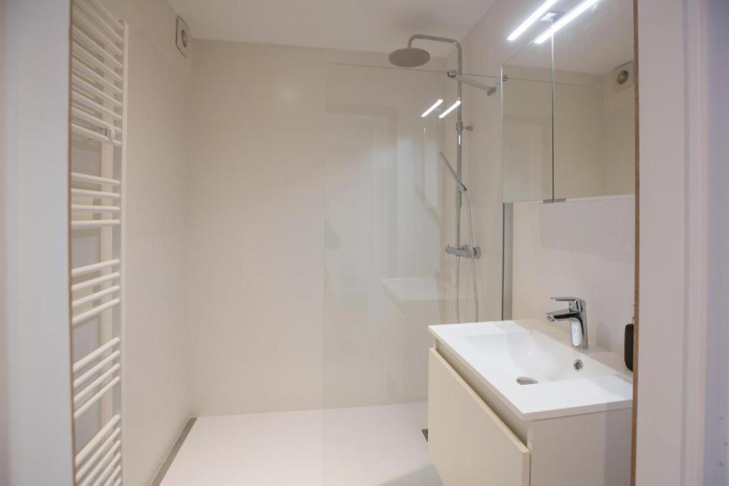Luxury Apartment With Free Parking Остенде Екстериор снимка